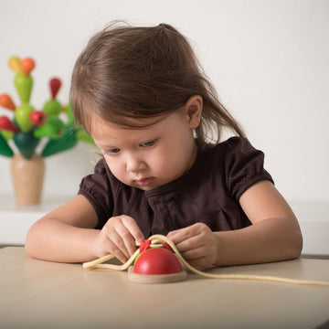 PLAN TOYS Tie-Up Shoe - Gioco In Legno Per Imparare Ad Allacciare Le Scarpe - Giocattolo Educativo Da 3 Anni - 2